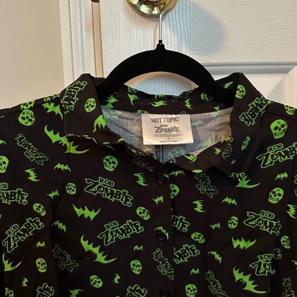 NWT Rob Zombie x Hot Topic crop button down (junior’s sizing / junior’s medium) - Picture 2 of 9
